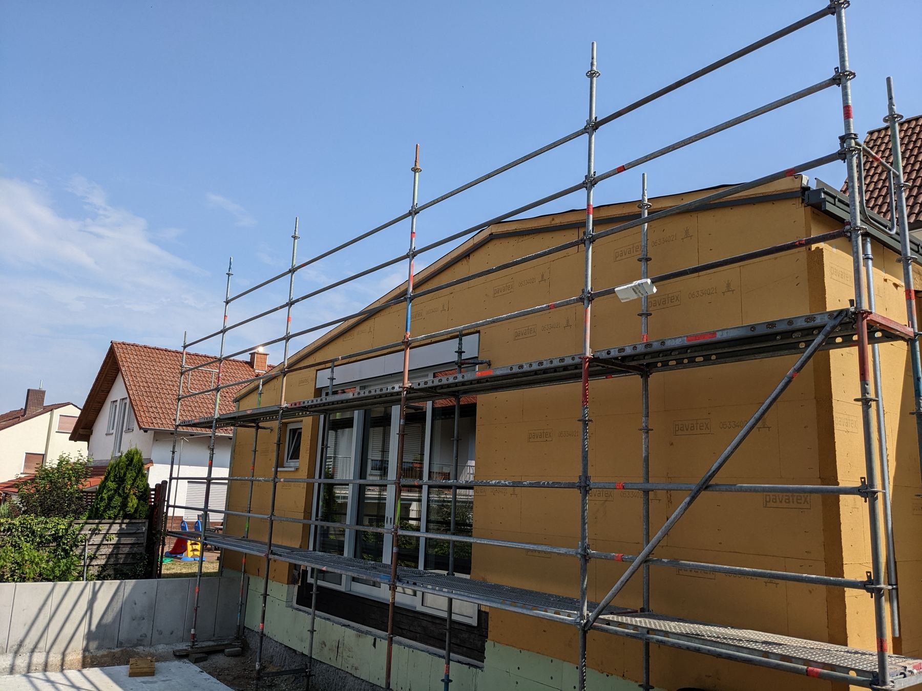 Gebäudehülle mit Holzfaserdämmung während der Sanierung