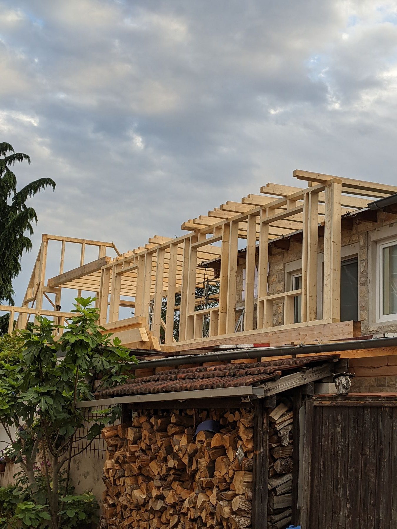 Zimmererarbeiten für eine Aufstockung in Holzbauweise
